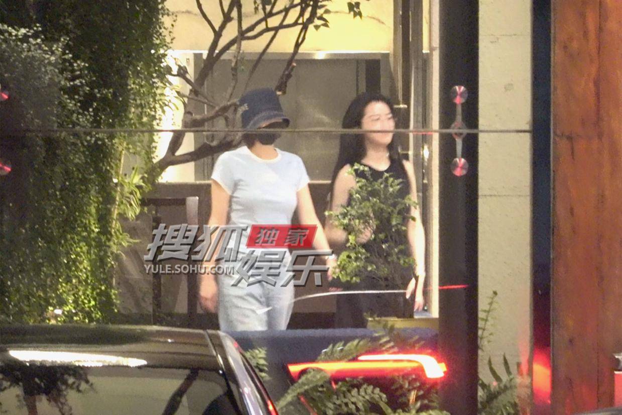 高叶烤肉店与友欢聚 简约穿搭尽显亲和力