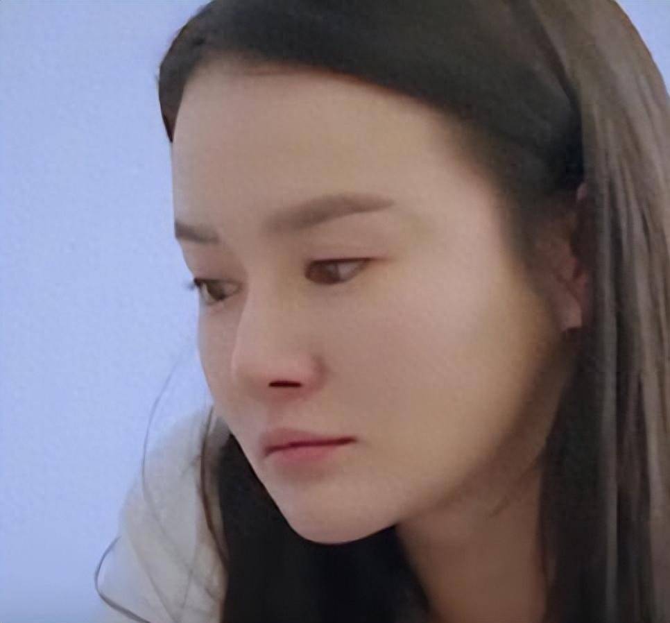 原创            冉莹颖哭穷被官媒怒批，转头与老总十指紧扣，邹市明早看穿？