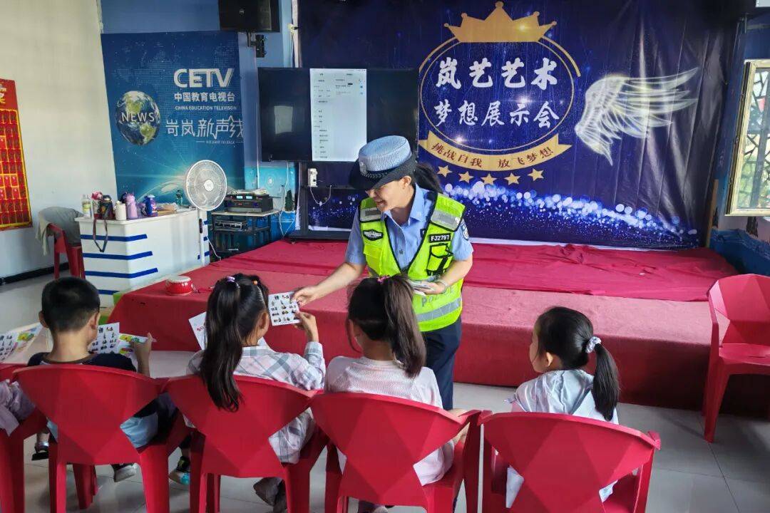 一老一小 | 岢岚交警走进暑期艺术培训班送上交通安全“清凉礼”