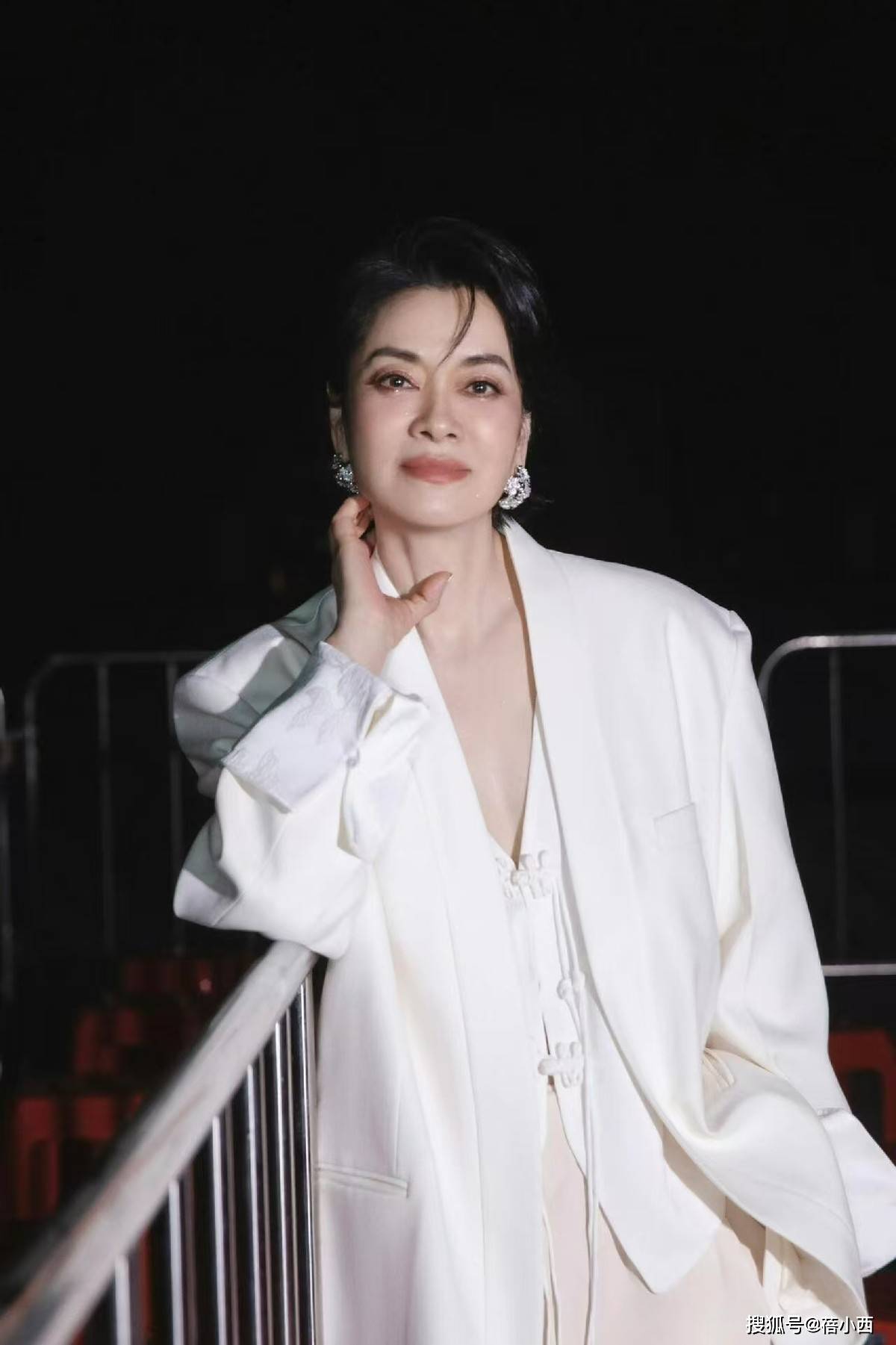 63岁毛阿敏越老越时髦一身黑色穿搭腰间绑花丝巾减龄不止20岁