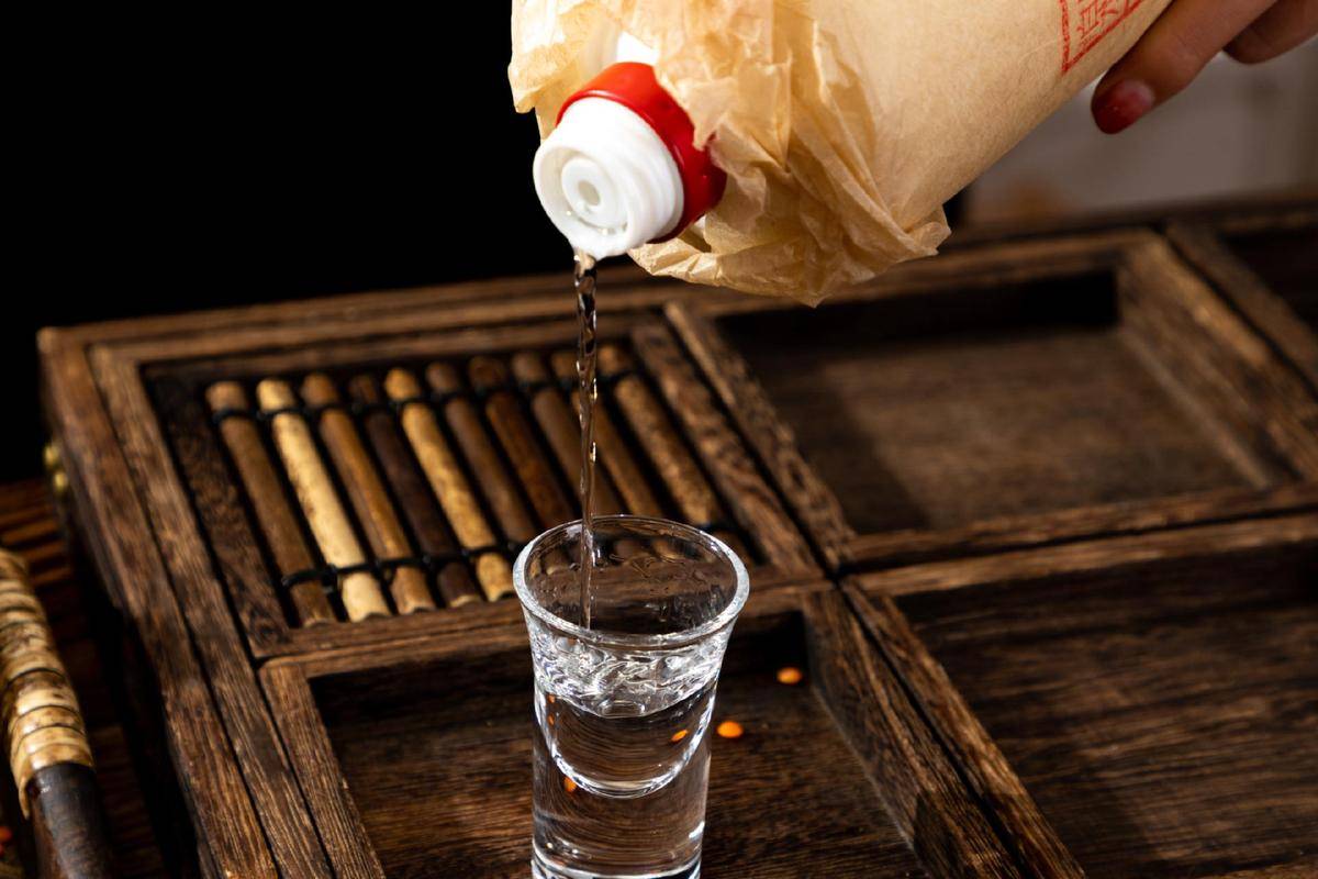 原创            白酒再次成为关注对象！多名院士发现：常喝白酒的人，有4个变化