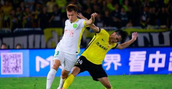 玻璃人！北京国安国脚中卫何宇鹏再遭骨折，本赛季仅出场3次