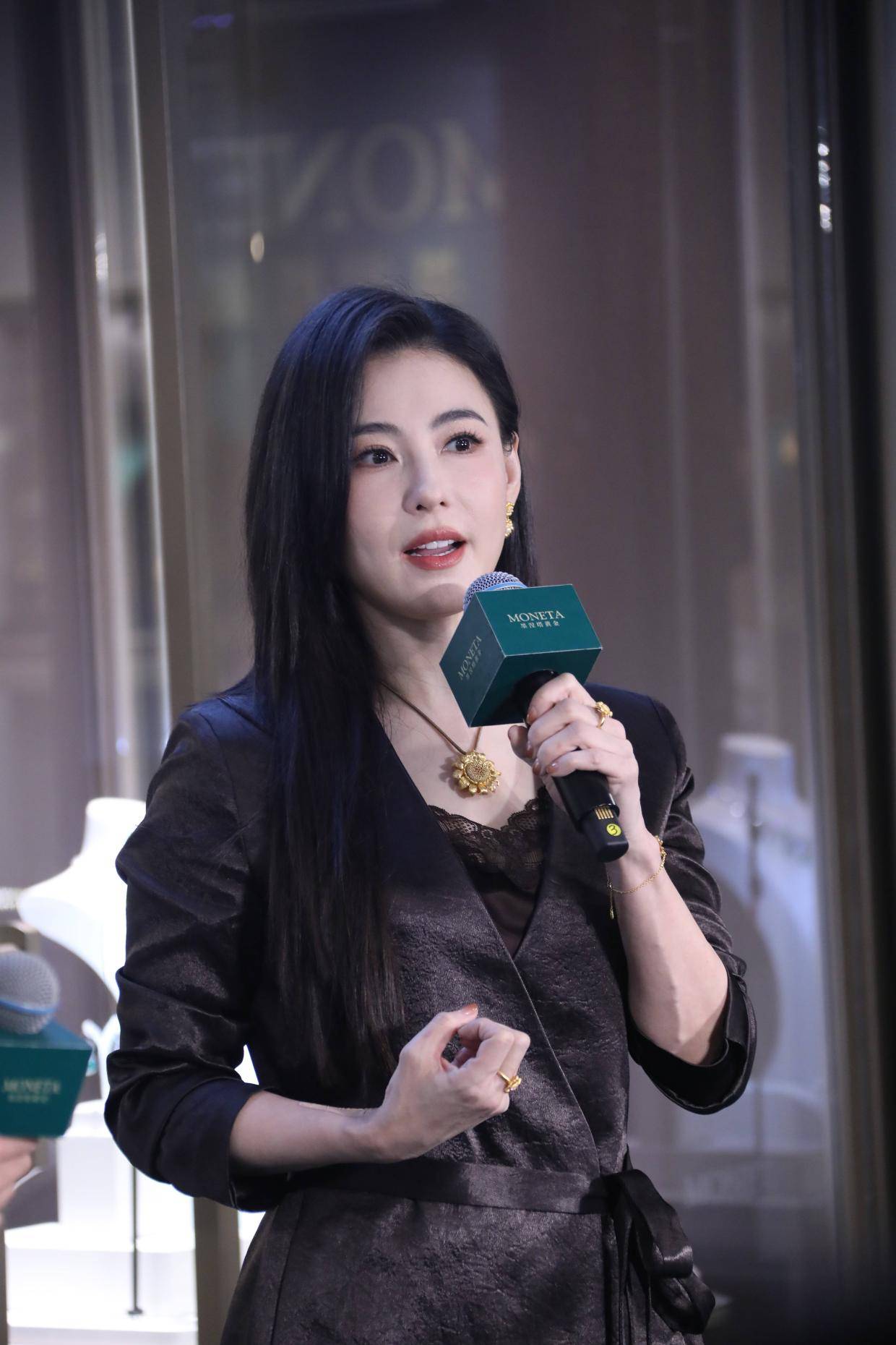 张柏芝黑衣亮相活动，复古金饰点缀尽显优雅大气