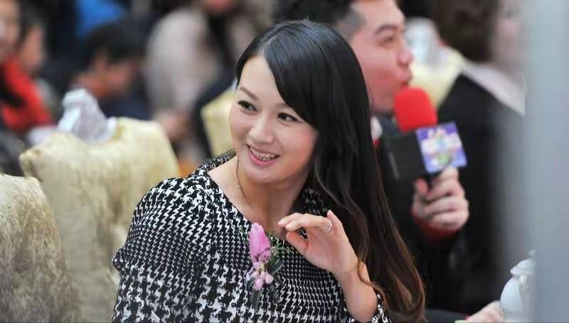 她曾是辽宁台当家花旦，丈夫是前国足门将，如今只靠她一人养孩子