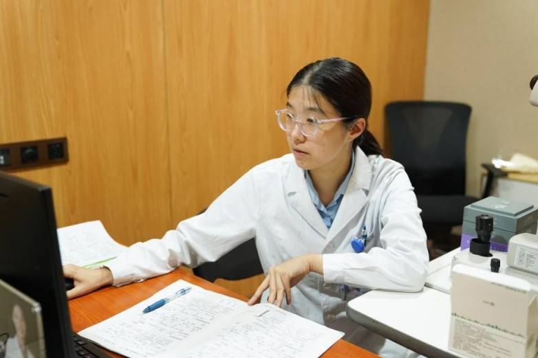 网购离焦镜致度数暴涨，广州爱尔眼科：配镜必须医学验光 定期复查(图1)