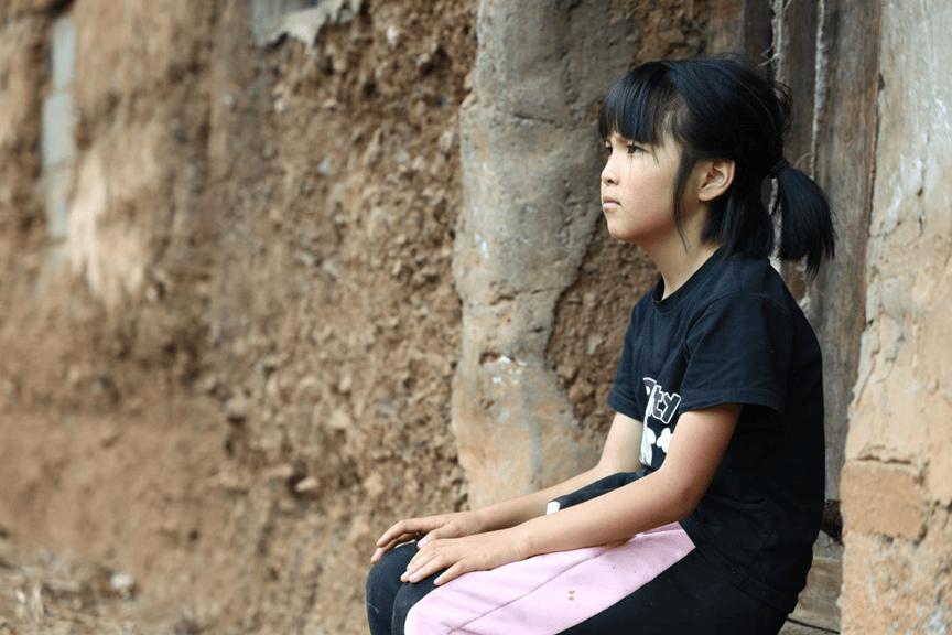 女童随母改嫁被妈妈抛弃，继父拒绝抚养，71 岁老人带病抚养无血缘孙女