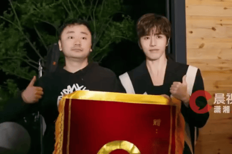 导演曝罗正：抠门又敬业，抢红包快如闪电结账却神隐