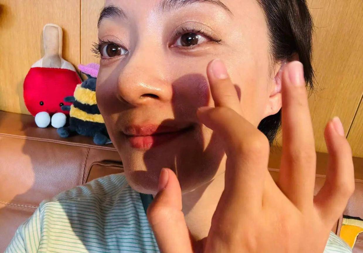孙俪分享女儿小花化妆趣事：技术进步，还夸妈妈底子好