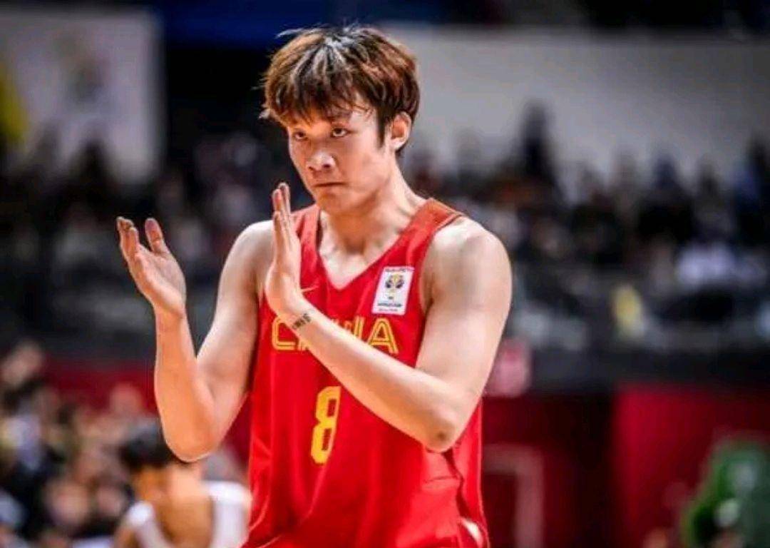 中国男篮未来核心！2场22中15砍44分，球风成熟，下一个丁彦雨航