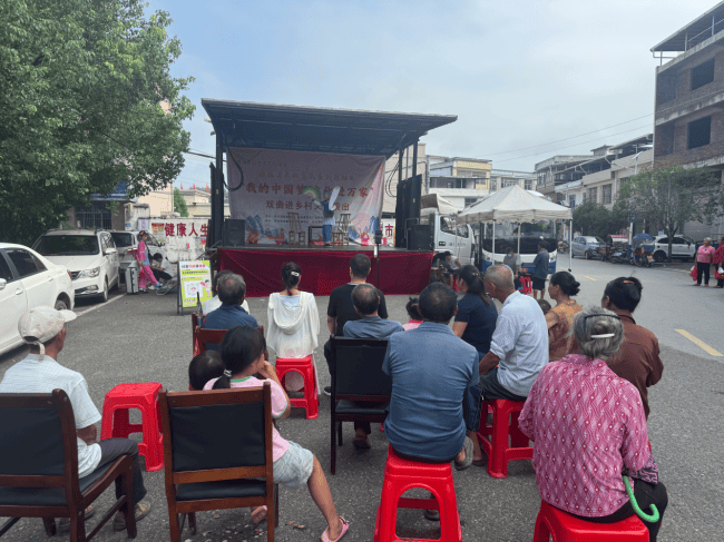 安远县长沙乡惠民戏曲演出火热开演(图1) 安远县长沙乡惠民戏曲演出火热开演(图1)