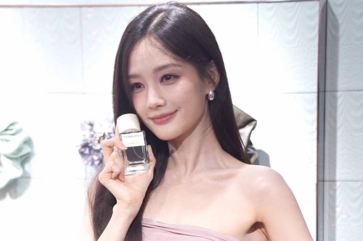 李一桐淡紫色抹胸裙温柔甜美 透露有两部新剧将跟观众见面封面图