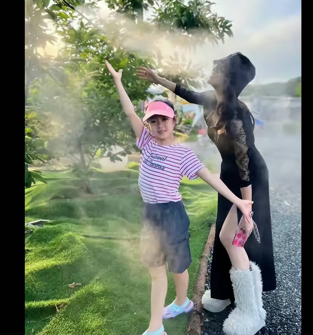 章子怡带娃游泳戏水，一对儿女颜值在线，幸福感满屏！_孩子_电影节_竞赛