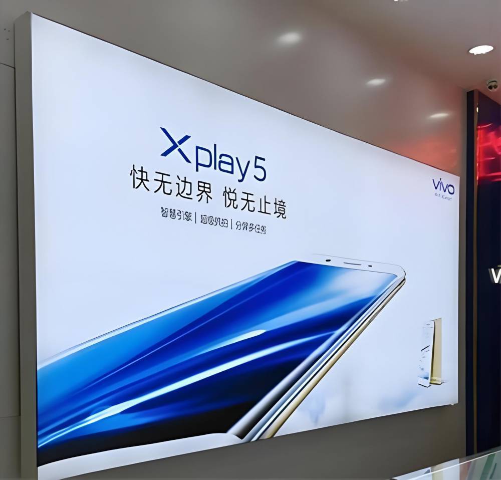 侧挂灯箱与吸塑灯箱的应用场景对比厂家分析_标识_亚克力_面板