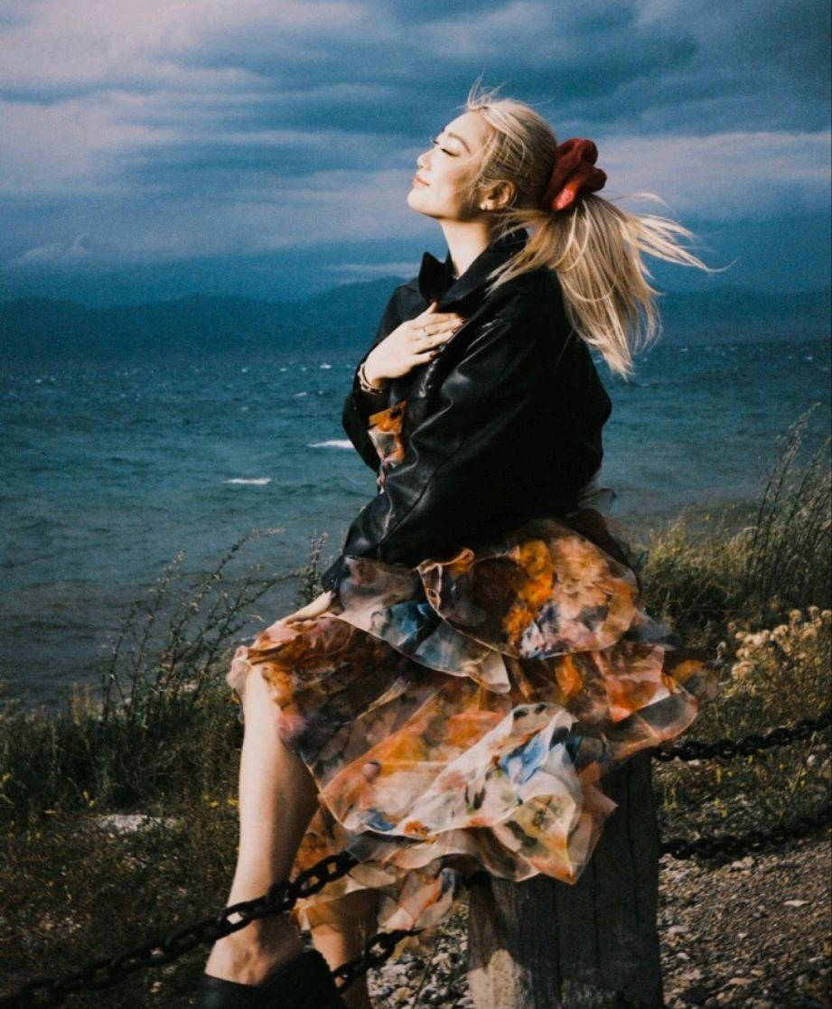 中国女篮李梦晒美照！与张隆甜蜜旅游，一头黄发，穿碎花裙，宛如仙子