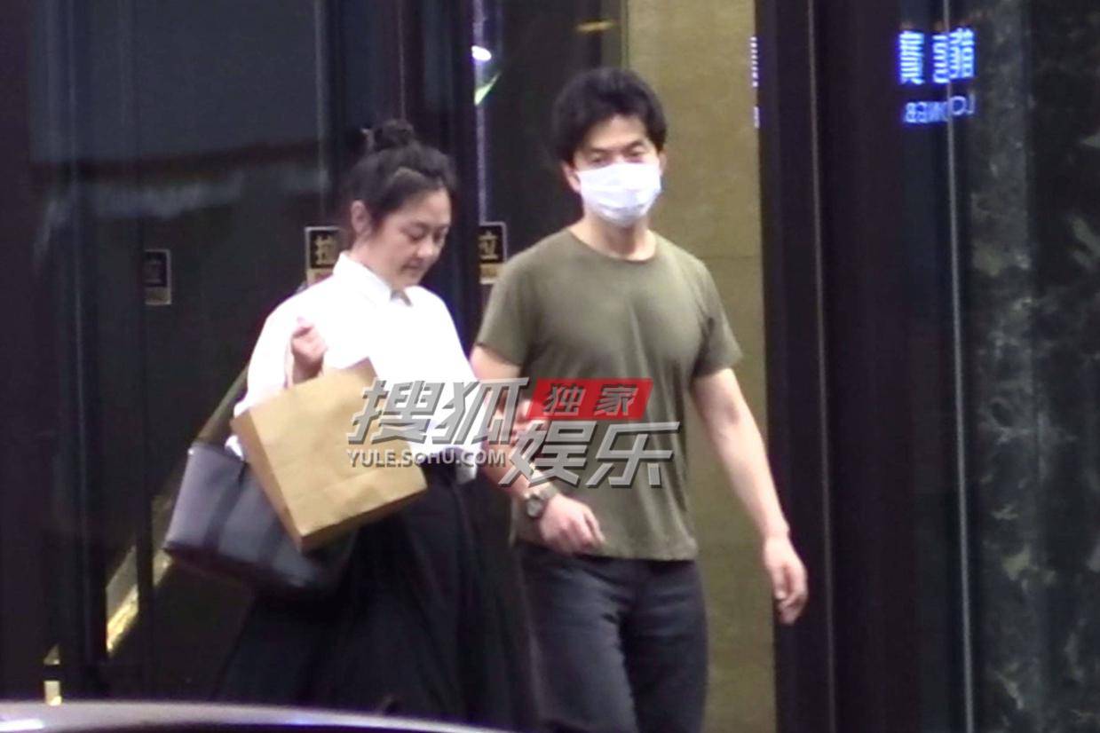独家揭秘:李健夫妇深夜挽臂漫步,轻声细语共绘浪漫画卷