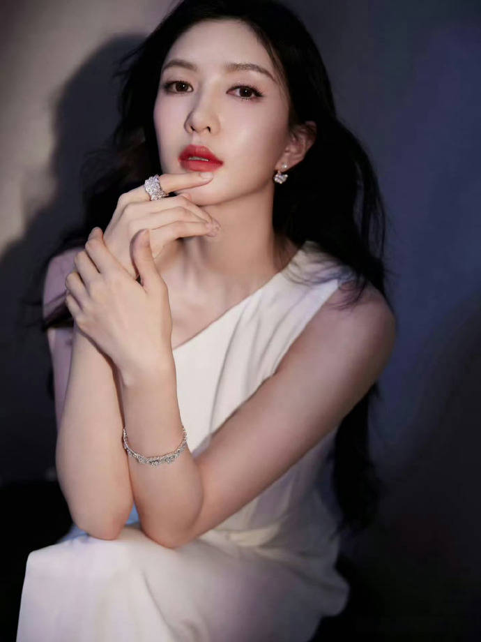 江疏影靓丽写真又纯又欲！肤白貌美大长腿性感撩人