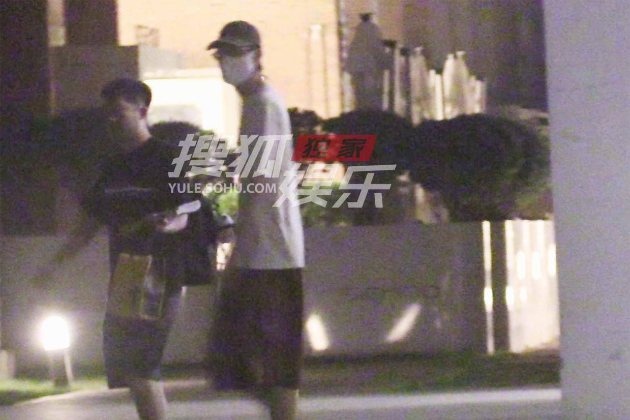 林一深夜收工现身街头 187cm身高成夜色中最亮风景线