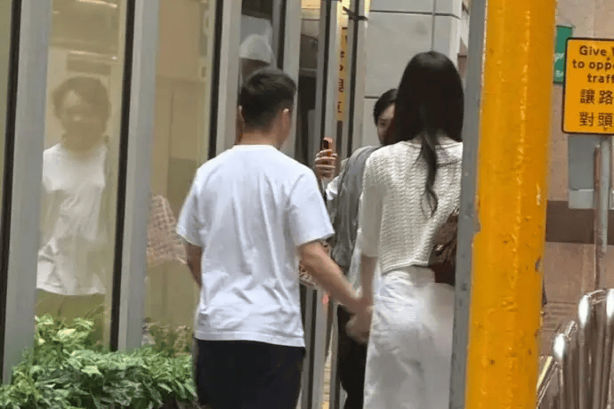 奚梦瑶何猷君七夕甜蜜逛街 十指紧扣恩爱满溢