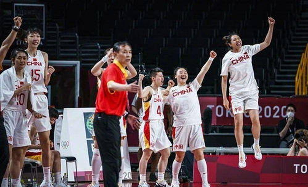 宫鲁鸣临危受命敢调阵容,四次低谷重建皆夺亚冠,新女篮世界杯首战美国迎大考