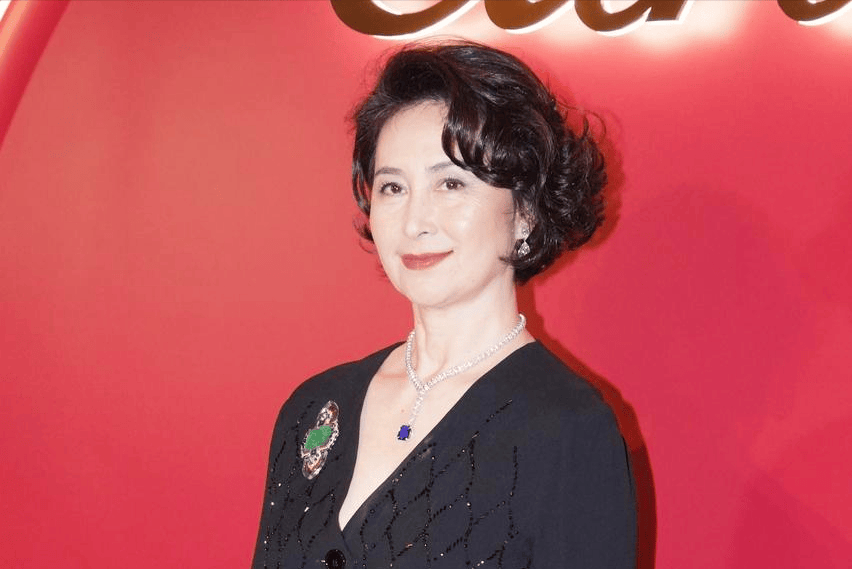 原创            64岁何超琼在曾家大宅庆生，穿白T恤戴2W金项链，碧玉镯子好贵气