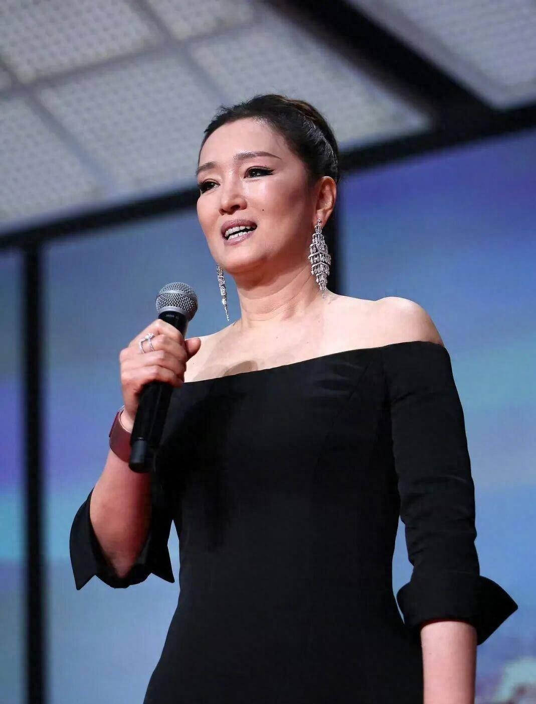 36岁爸爸送19岁女儿出嫁,冻龄状态被误认成哥哥,想抗衰的学起来