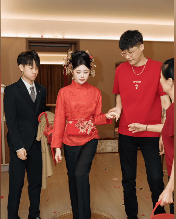 36岁爸爸送19岁女儿出嫁,冻龄状态被误认成哥哥,想抗衰的学起来