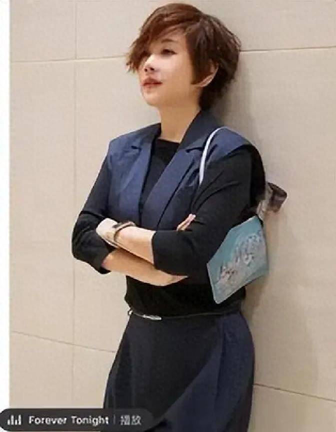 原创            56岁陈松伶暴瘦惊艳，丈夫每日密训减肥内幕全揭，状态嫩回20岁！