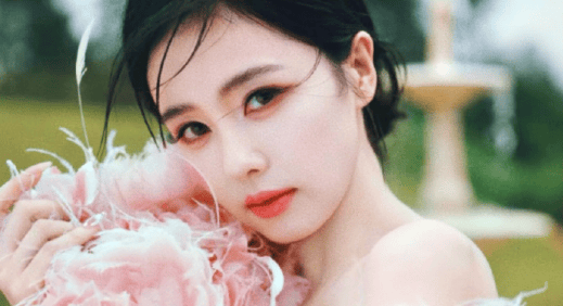 白鹿《红秀》九月刊写真！雪肤玉貌身材曼妙性感撩人封面图