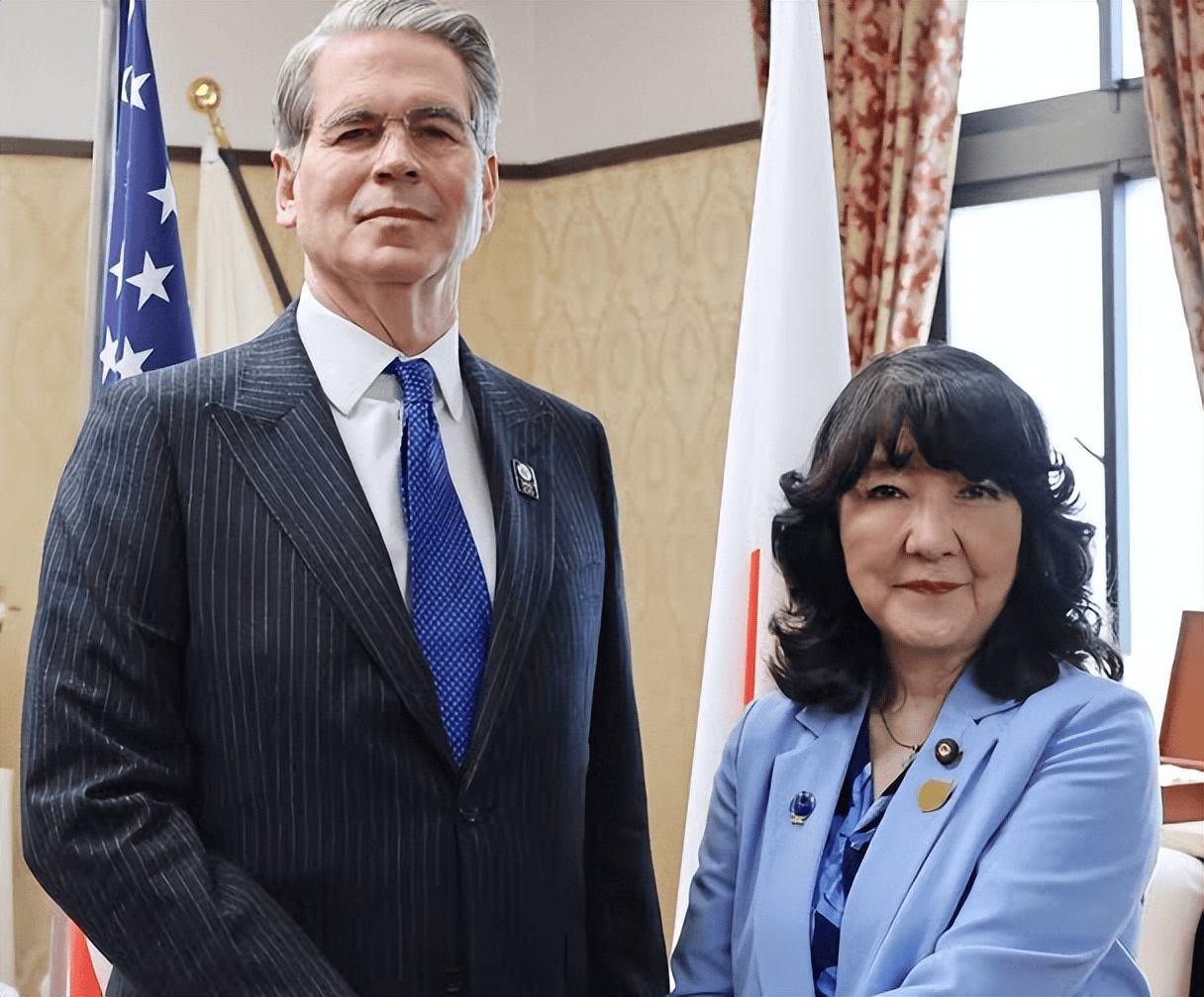 被高市早苗气晕了头，美国财长怒斥了日本财相两小时，日本经济要变天了？