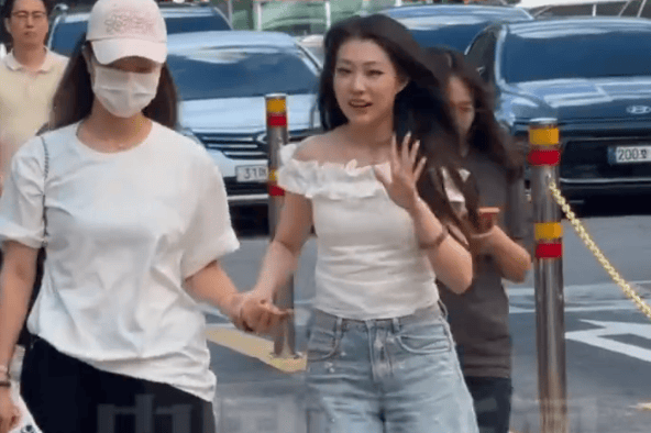 小沈阳女儿打歌舞台疑似脚伤 粉丝应援下元气比心父爱助力