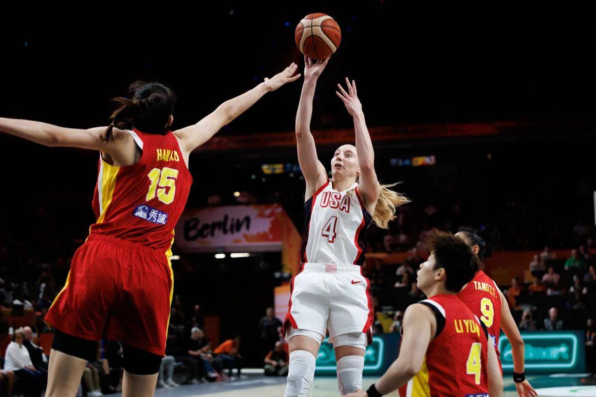 中国女篮惨败美国，宫鲁鸣6个字给出回应，球迷嘲讽只会说官话