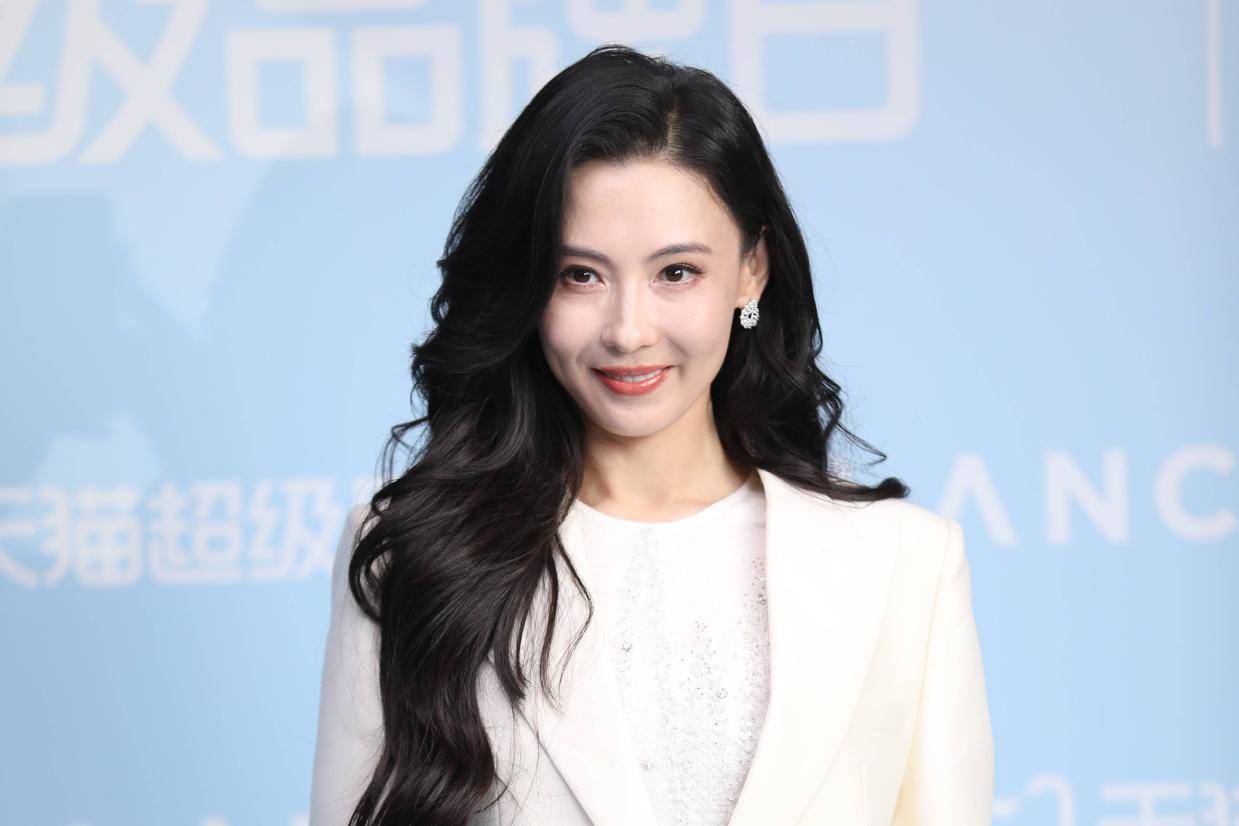 宋佳张柏芝西装造型尽显魅力 沈羽洁小香风裙装精致迷人