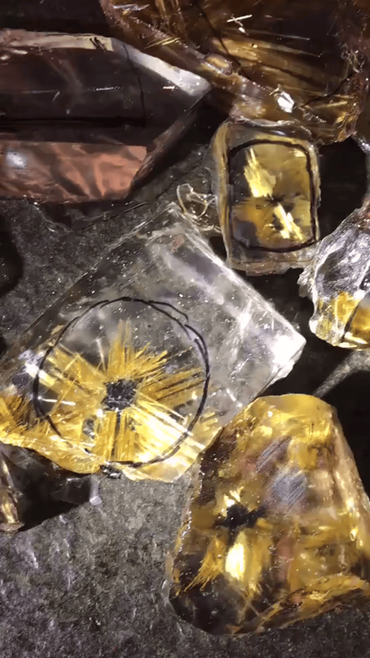 灵漠水晶是谁?东海水晶城专注金发晶、钛晶、铜发晶的精品选品服务 商业资讯 第5张 灵漠水晶是谁?东海水晶城专注金发晶、钛晶、铜发晶的精品选品服务 商业资讯 第5张