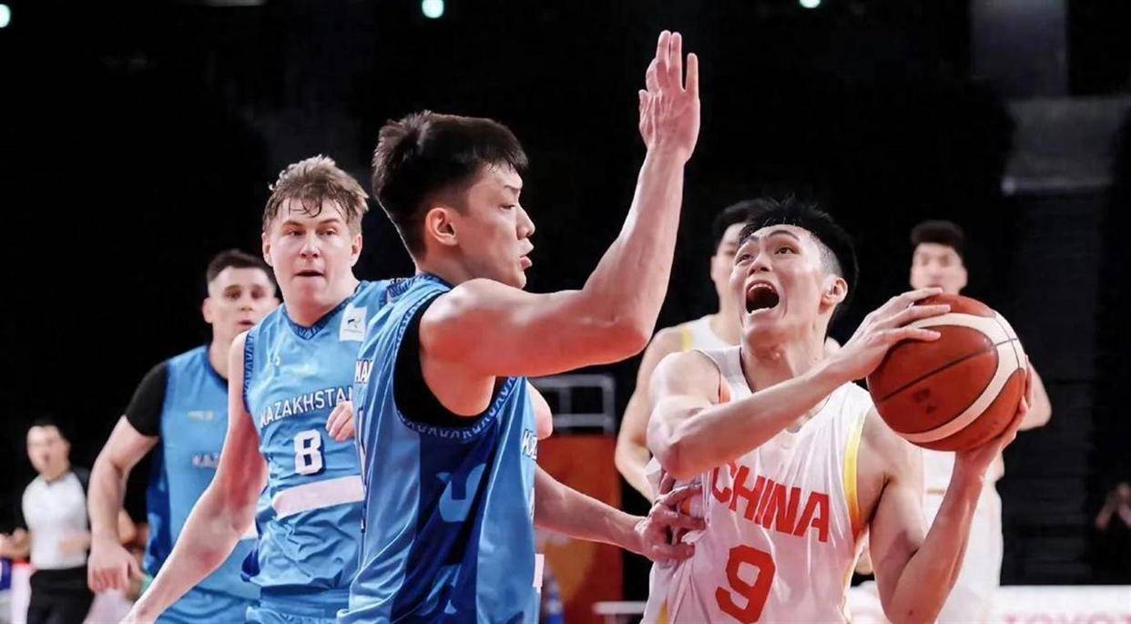 原创
中国男篮99-61绝杀哈萨克!李弘权16+9够猛但不算最大功臣,庞峥麟19分破局,三分线外全队稀烂,大胜都遮不住