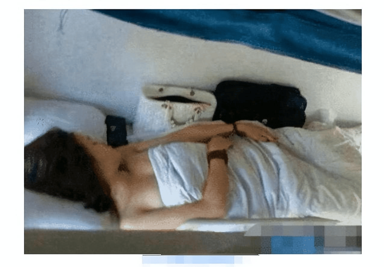 美女，这是火车卧铺啊，咱能穿上衣服睡觉吗？”这谁受得了哈哈