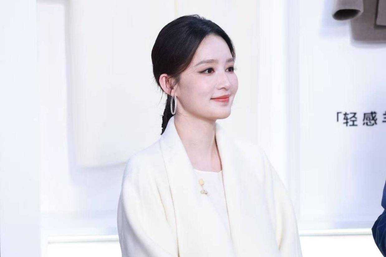 李沁白色大衣亮相上海 优雅诠释高智静奢风尚