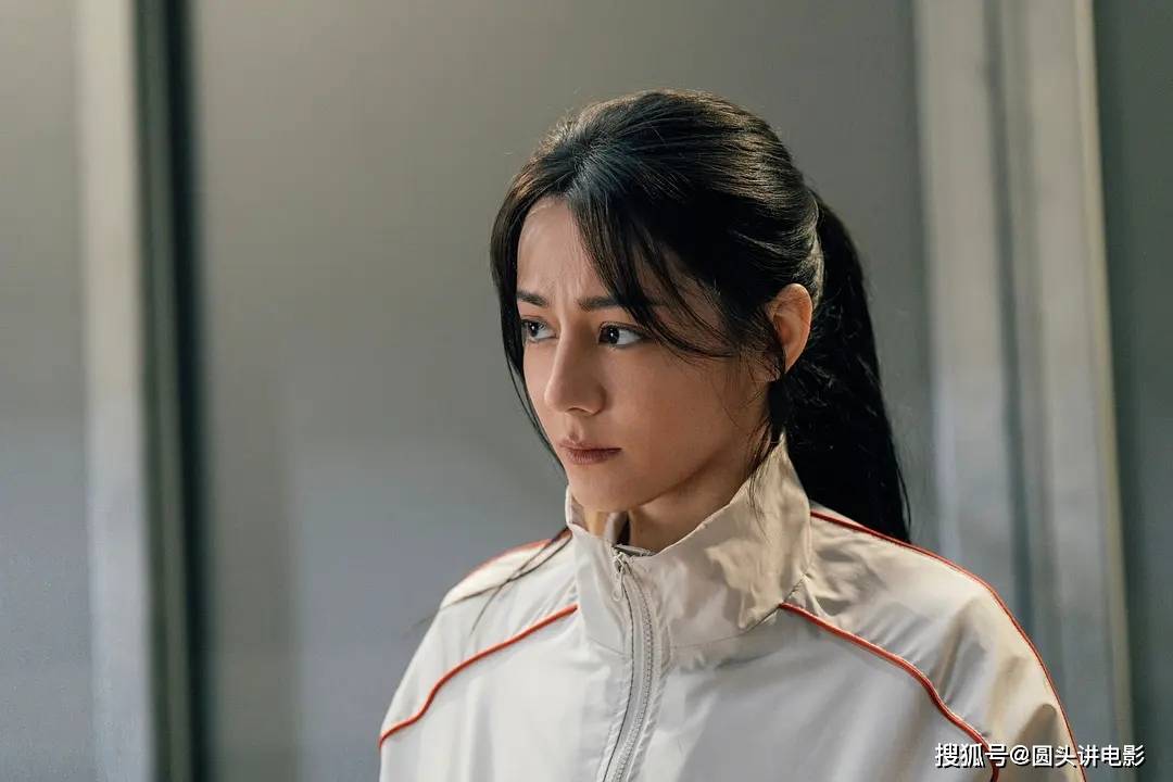 当前热映电影票房榜，《功夫女足》跌至第三，第一总票房突破19亿封面图