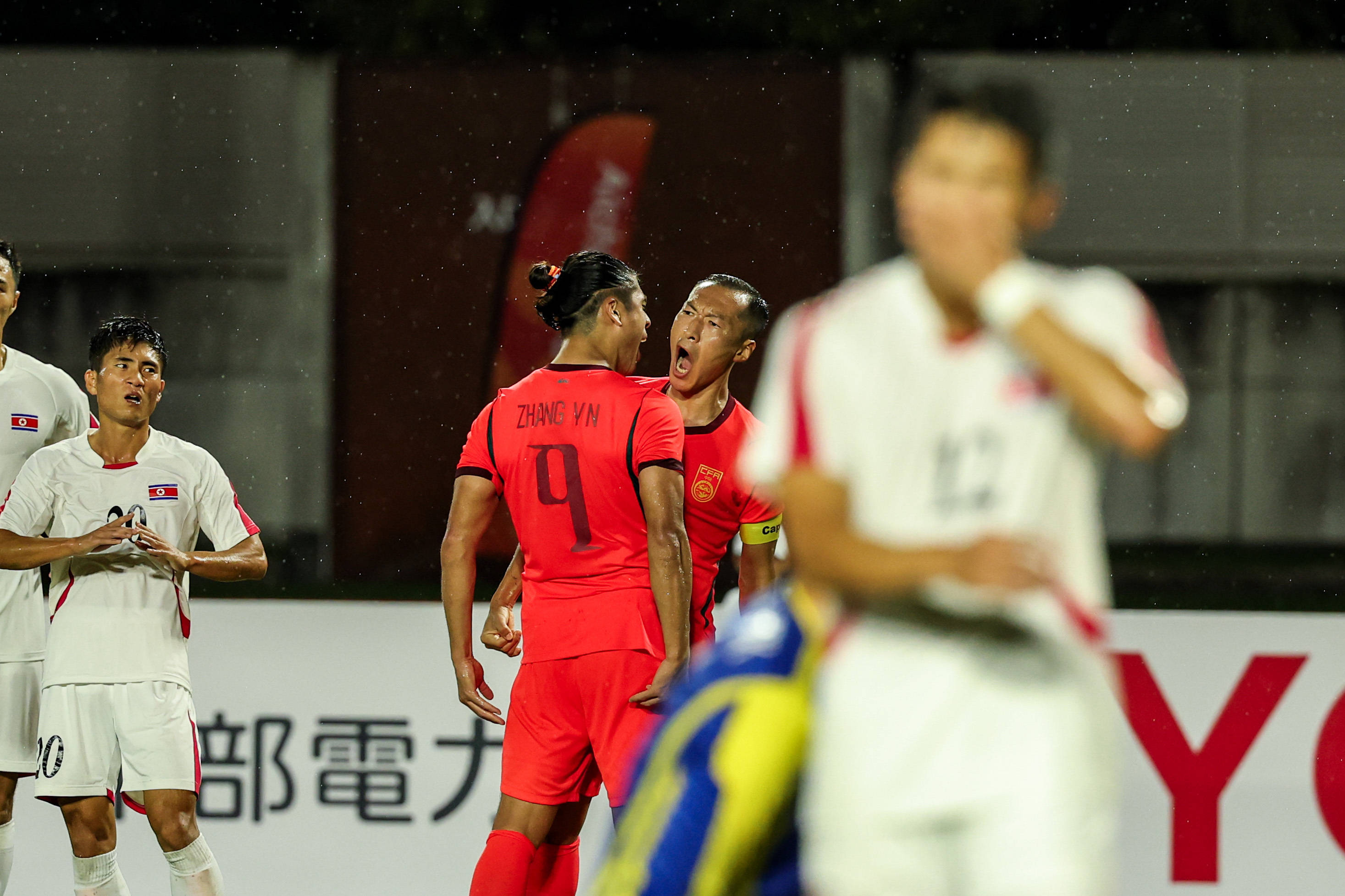 从0-1到2-1！中国亚运男足上演逆袭好戏，超龄双星联手救主，小组出线稳了