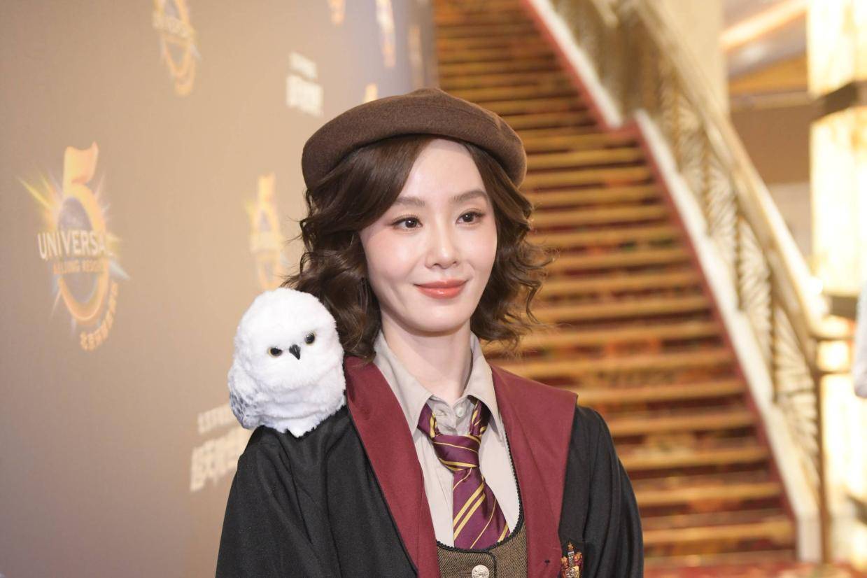 刘诗诗魔法袍亮相红毯 刘昊然豪言带彭昱畅闯鬼屋