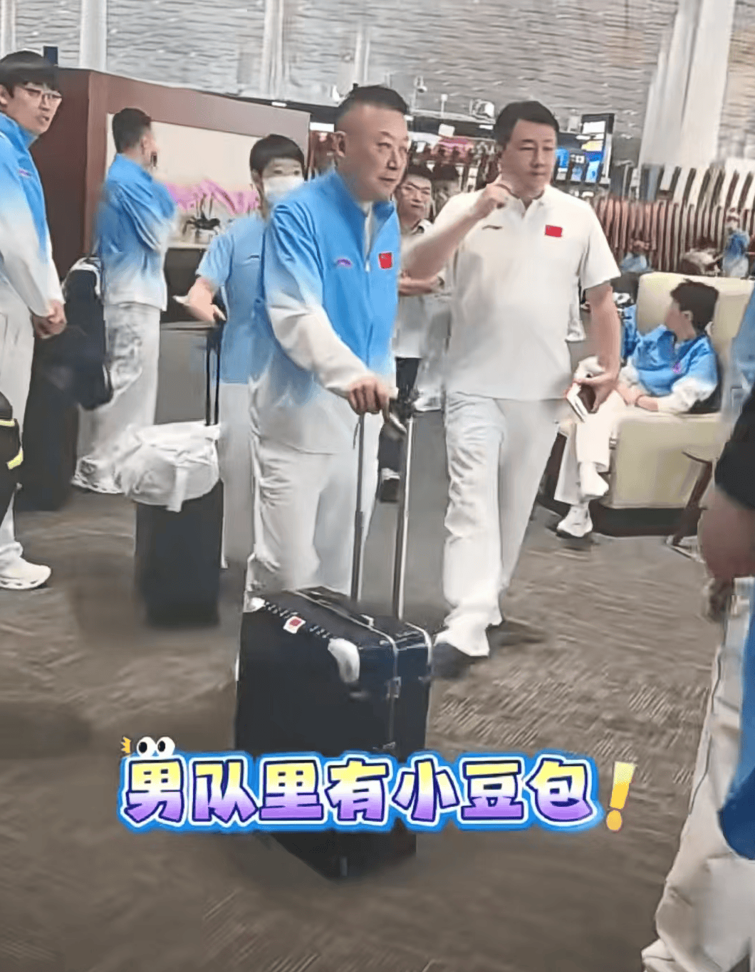 日本盘外招？国乒机场滞留6小时，只提供水，孙颖莎拉伸，王楚钦疲惫