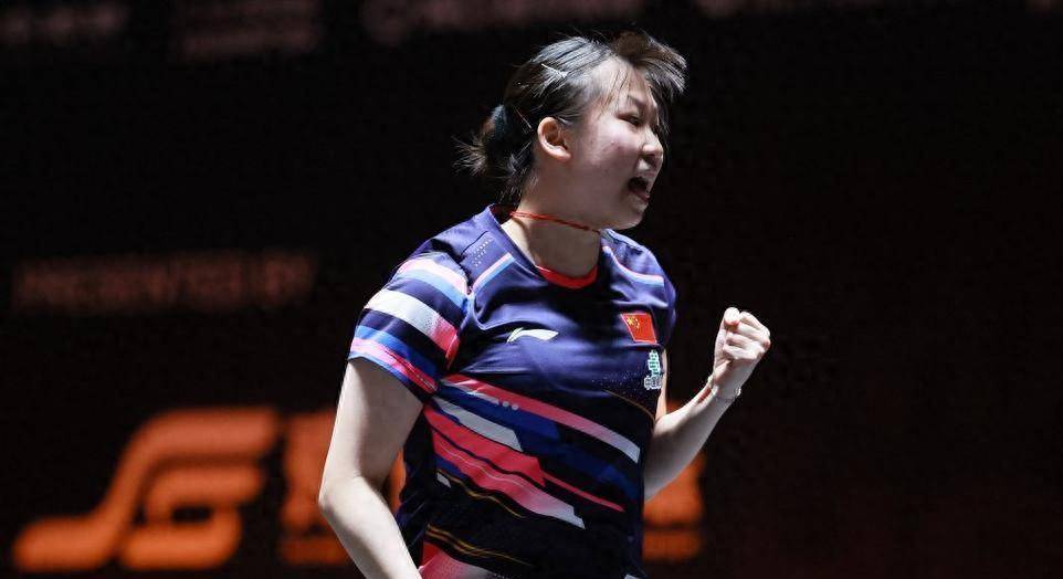 3-2爆大冷！国乒19岁小将纵歌曼鏖战五局掀翻世界冠军，这大心脏拉满前途无量