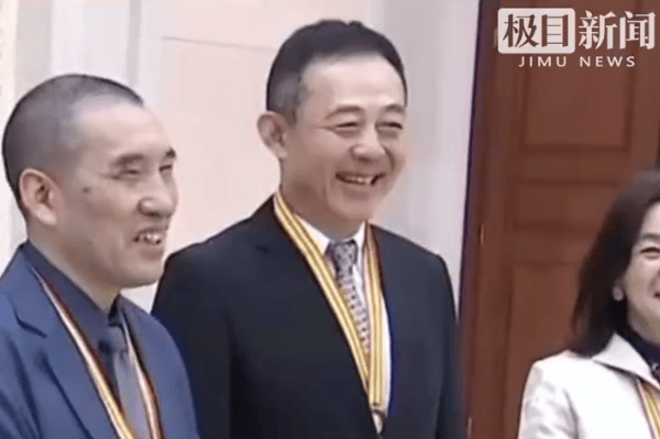 《人民的名义》赵德汉扮演者侯勇获第五届“紫金文化奖章”！现场笑眯了眼
