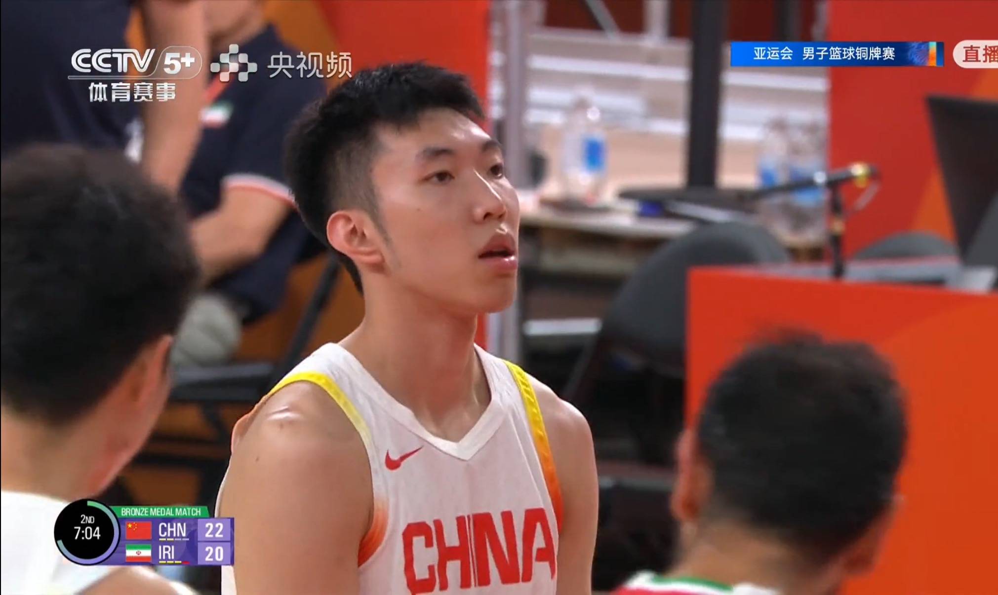 中国男篮半场2分领先伊朗！庞峥麟11分，焦泊乔4+6，廖三宁4分