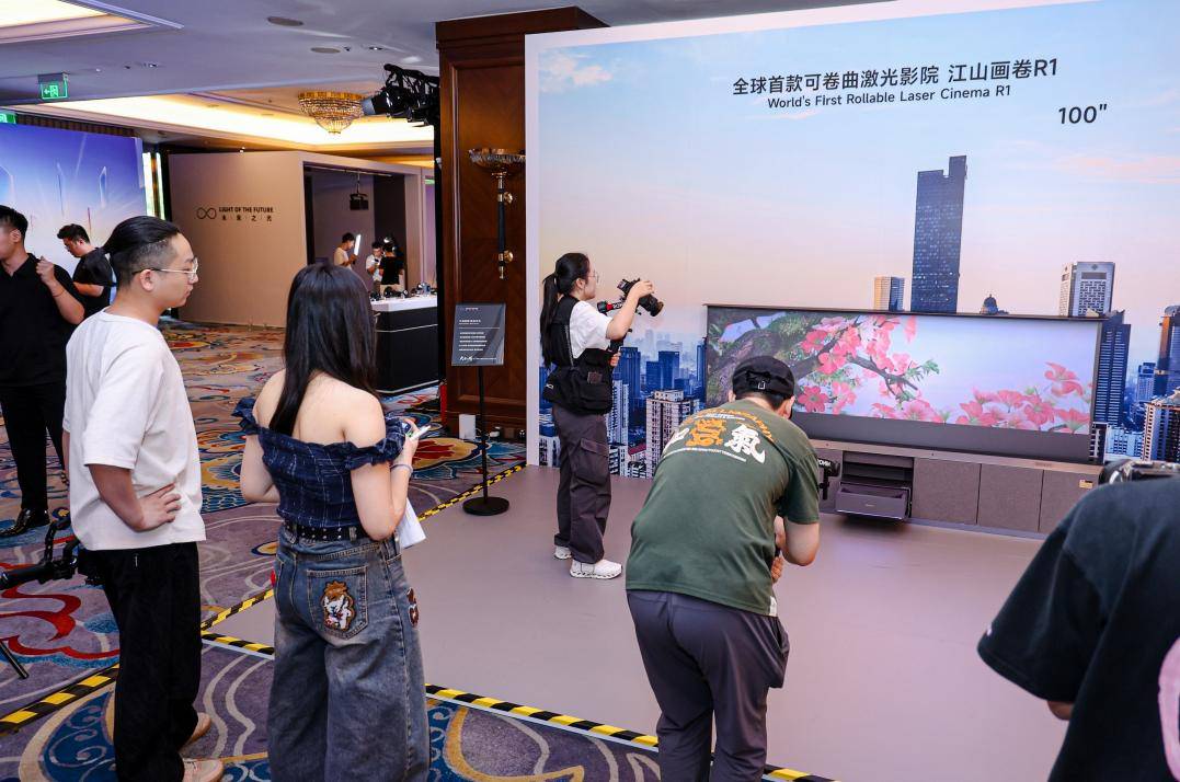《未来五年主流已定！120吋激光大屏重塑家庭显示格局》