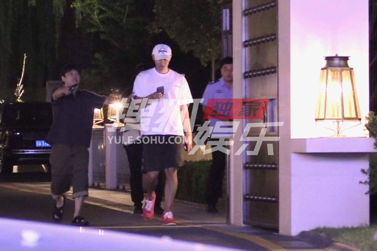 黄子韬与好友法餐之约 餐后漫步尽显随性自在本色