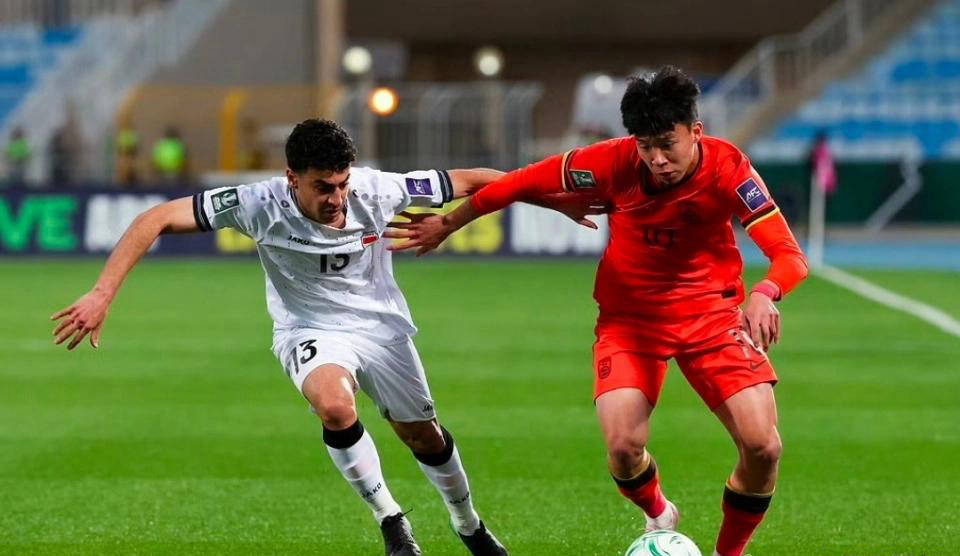 U23国足半场狂揽5黄牌！王钰栋八强战无缘出场，对手粗暴动作未受惩罚
