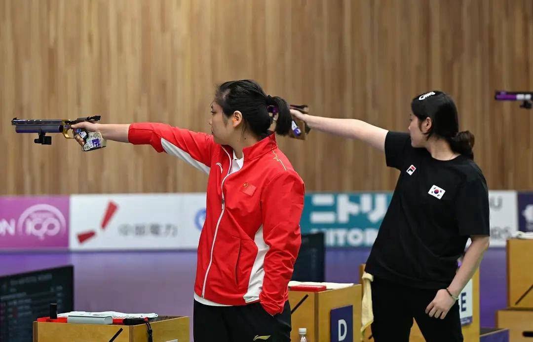 沈奕瑶在女子10米气手枪个人决赛中荣获银牌 成绩为2413环