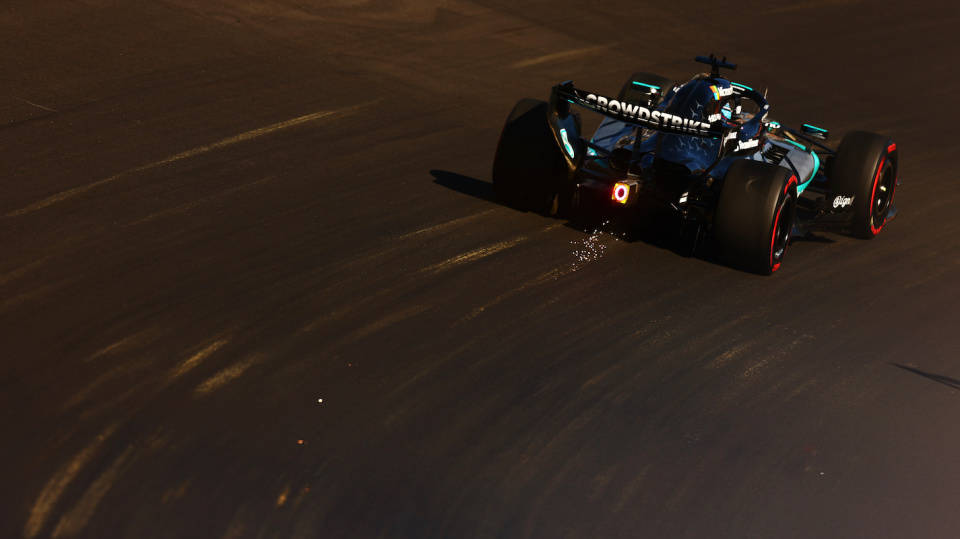 F1阿塞拜疆：拉塞尔巨大优势夺杆，安东内利因自身失误陷入不利处境