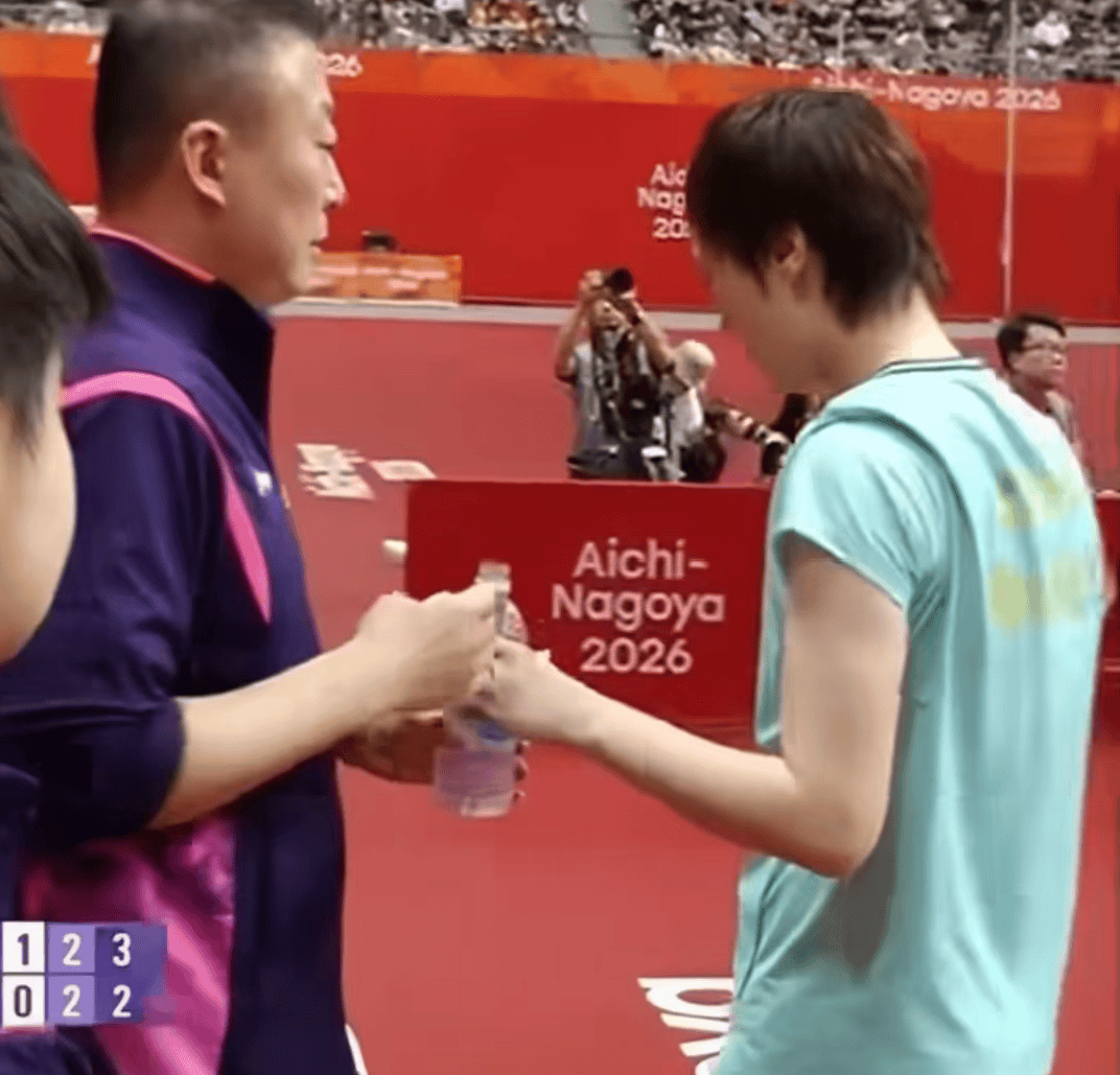 暂停时，王曼昱为何走向孙颖莎听战术？马琳反应有趣，谁注意莎莎举动