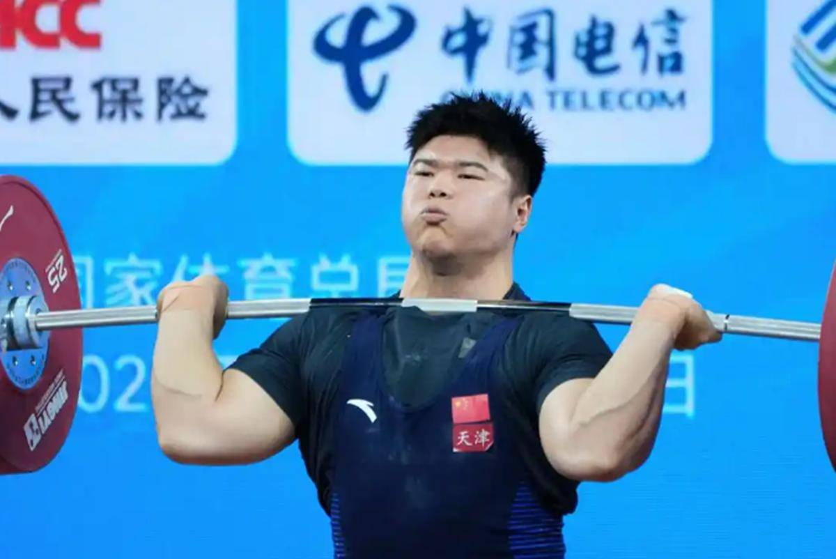 何仁秀 vs 举重